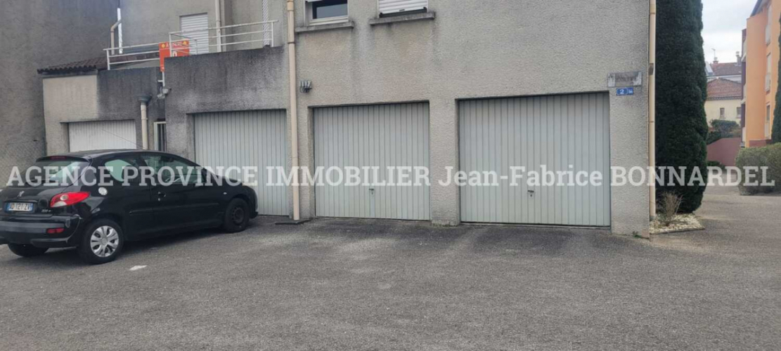 Lot de 12 garages situés sur trois communes différentes