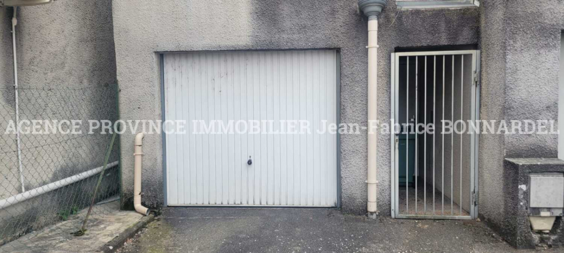 Lot de 12 garages situés sur trois communes différentes