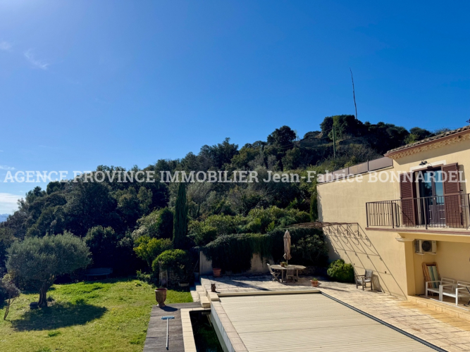 Maison de village avec vue, jardin et piscine