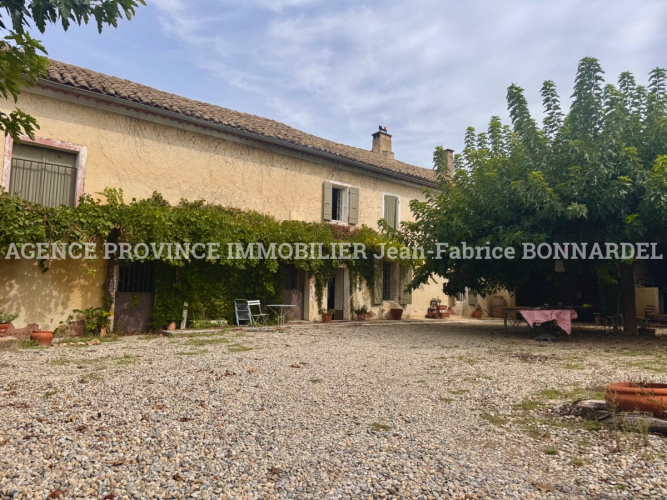 Charmant Mas Provençal en Campagne
