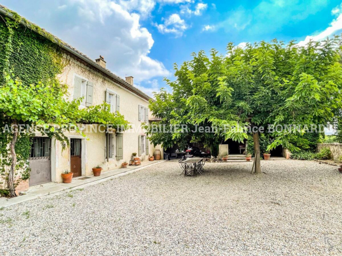 Charmant Mas Provençal en Campagne