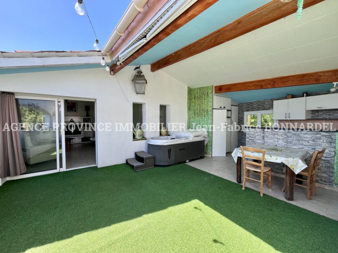 Vue dominante et potentiel rare pour cette maison de village