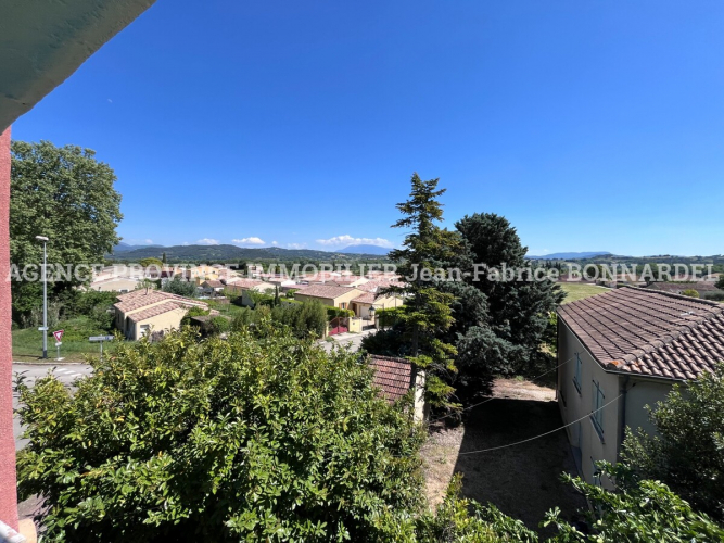 Vue dominante et potentiel rare pour cette maison de village