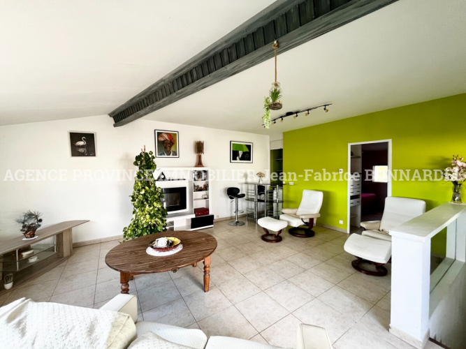 Vue dominante et potentiel rare pour cette maison de village