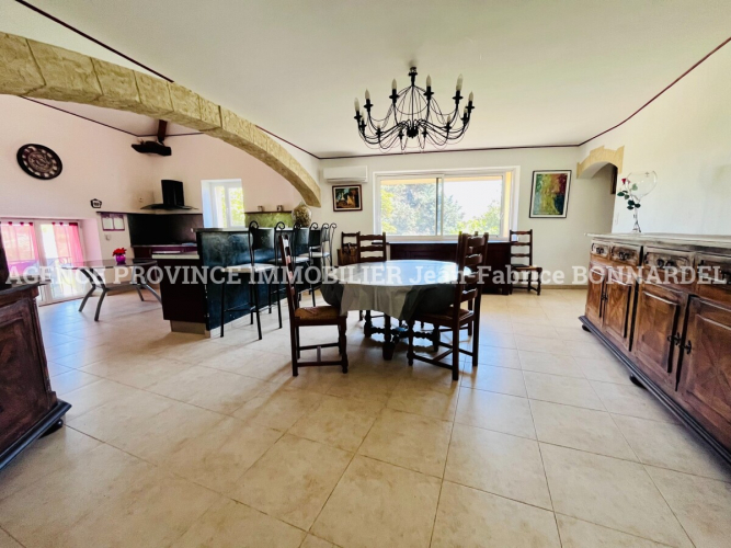 Vue dominante et potentiel rare pour cette maison de village