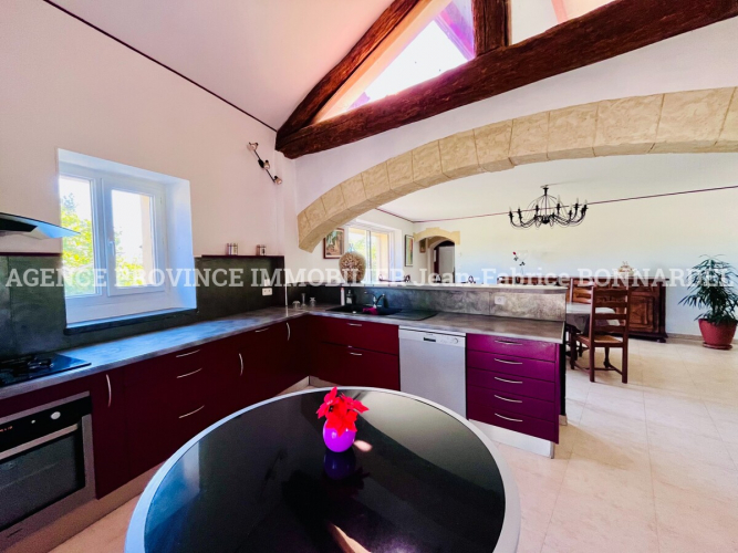 Vue dominante et potentiel rare pour cette maison de village