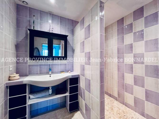 Vue dominante et potentiel rare pour cette maison de village