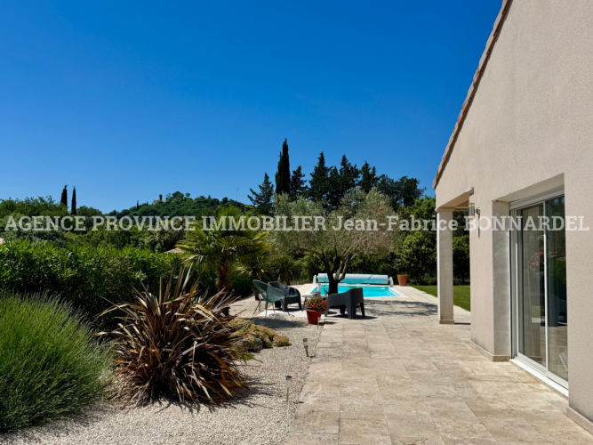 Villa contemporaine de plain-pied avec piscine