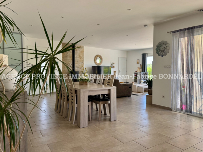 Villa contemporaine de plain-pied avec piscine