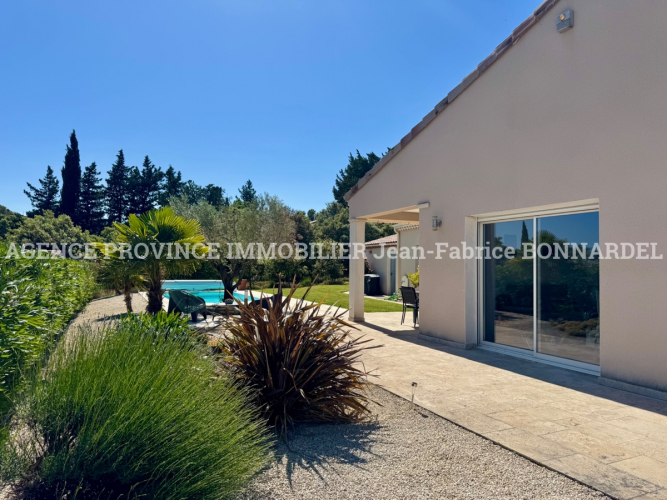 Villa contemporaine de plain-pied avec piscine