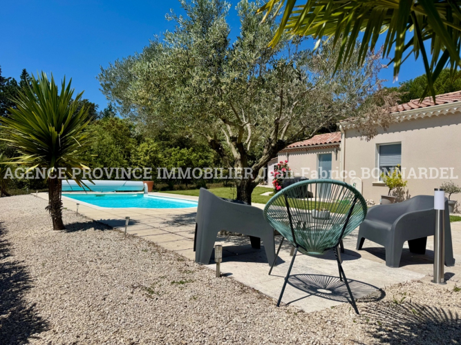 Villa contemporaine de plain-pied avec piscine