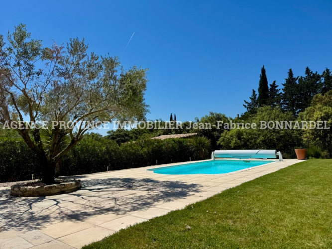 Villa contemporaine de plain-pied avec piscine