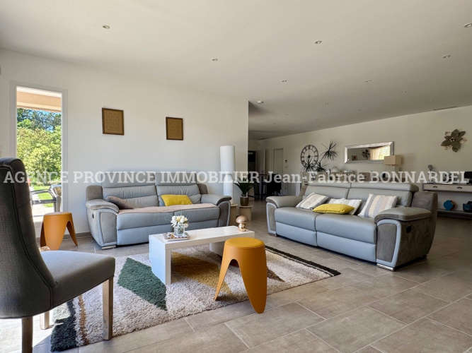 Villa contemporaine de plain-pied avec piscine