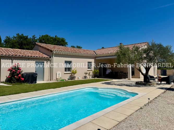 Villa contemporaine de plain-pied avec piscine