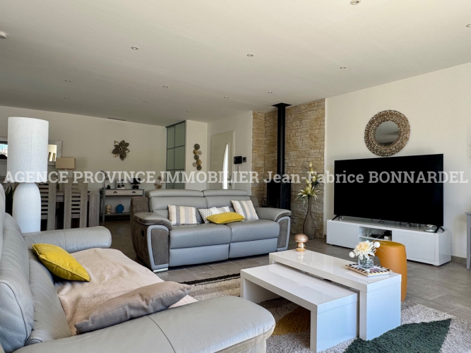 Villa contemporaine de plain-pied avec piscine