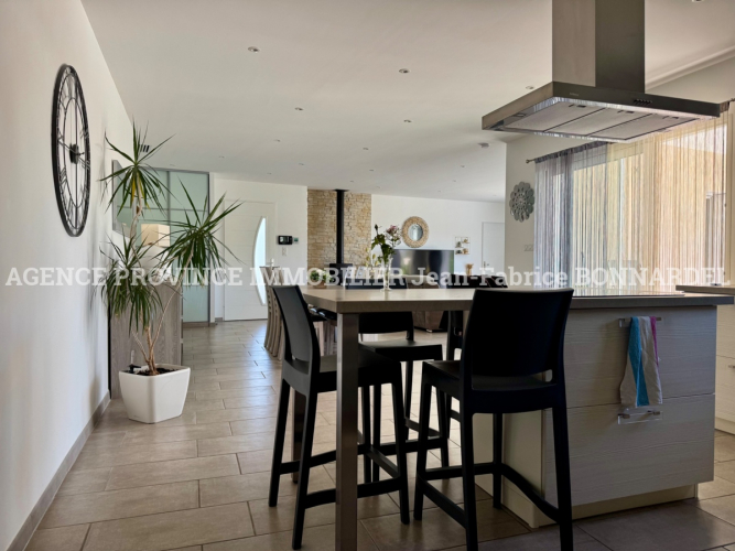 Villa contemporaine de plain-pied avec piscine