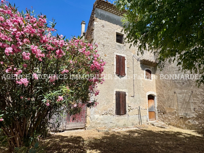 Maison en pierre à rénover avec jardin et nombreuses dépendances