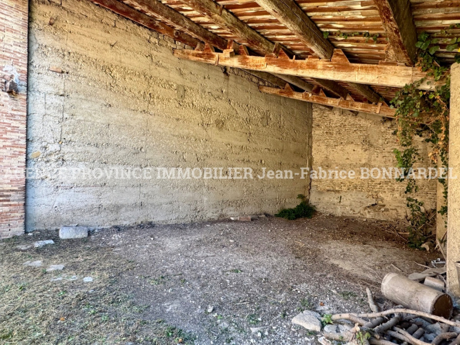 Maison en pierre à rénover avec jardin et nombreuses dépendances