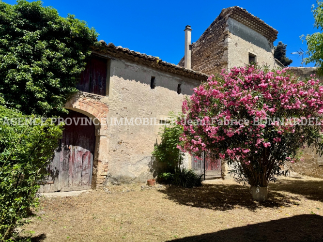 Maison en pierre à rénover avec jardin et nombreuses dépendances