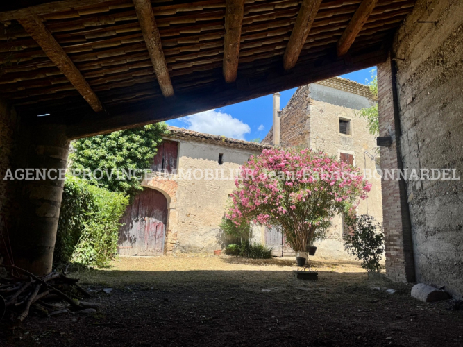 Maison en pierre à rénover avec jardin et nombreuses dépendances