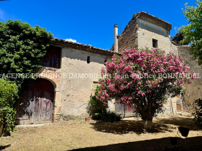 Maison en pierre à rénover avec jardin et nombreuses dépendances