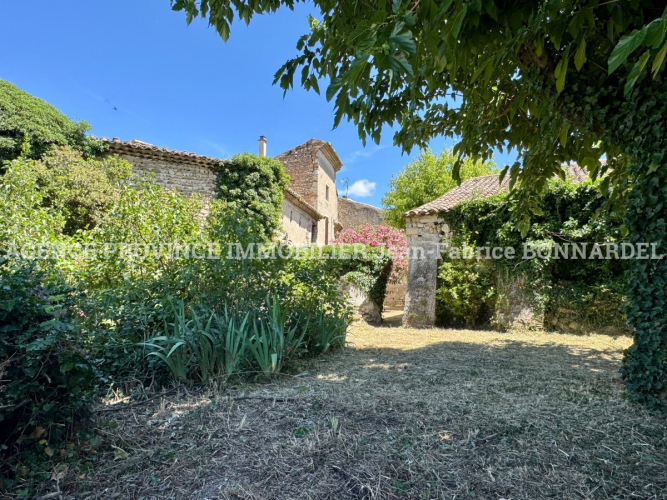 Maison en pierre à rénover avec jardin et nombreuses dépendances