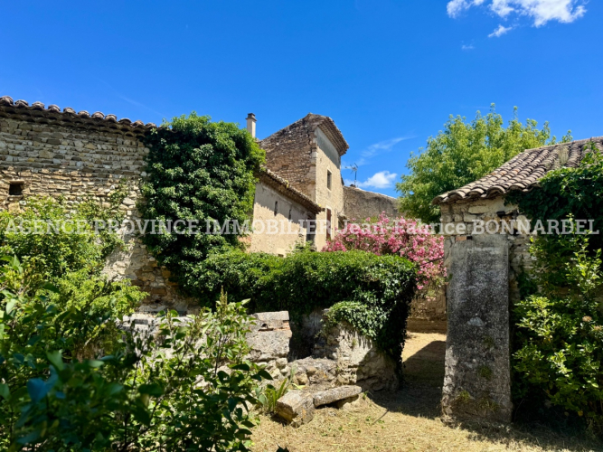 Maison en pierre à rénover avec jardin et nombreuses dépendances
