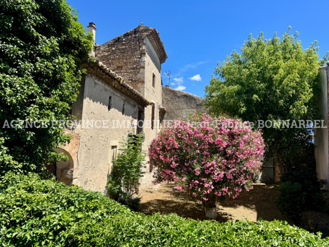 Maison en pierre à rénover avec jardin et nombreuses dépendances