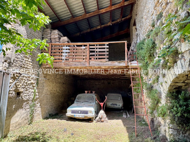 Grange à rénover au cœur du village
