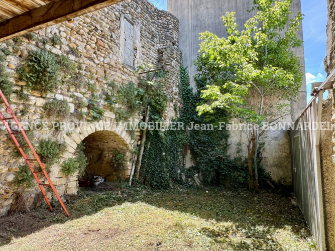 Grange à rénover au cœur du village