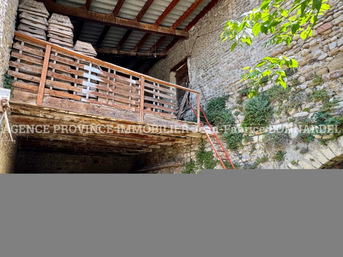 Grange à rénover au cœur du village