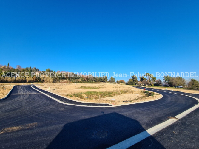 TERRAIN PROCHE CENTRE DANS QUARTIER RÉSIDENTIEL