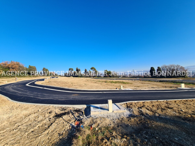TERRAIN PROCHE CENTRE DANS QUARTIER RÉSIDENTIEL