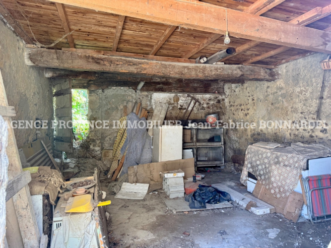 Remise en pierre avec jardin